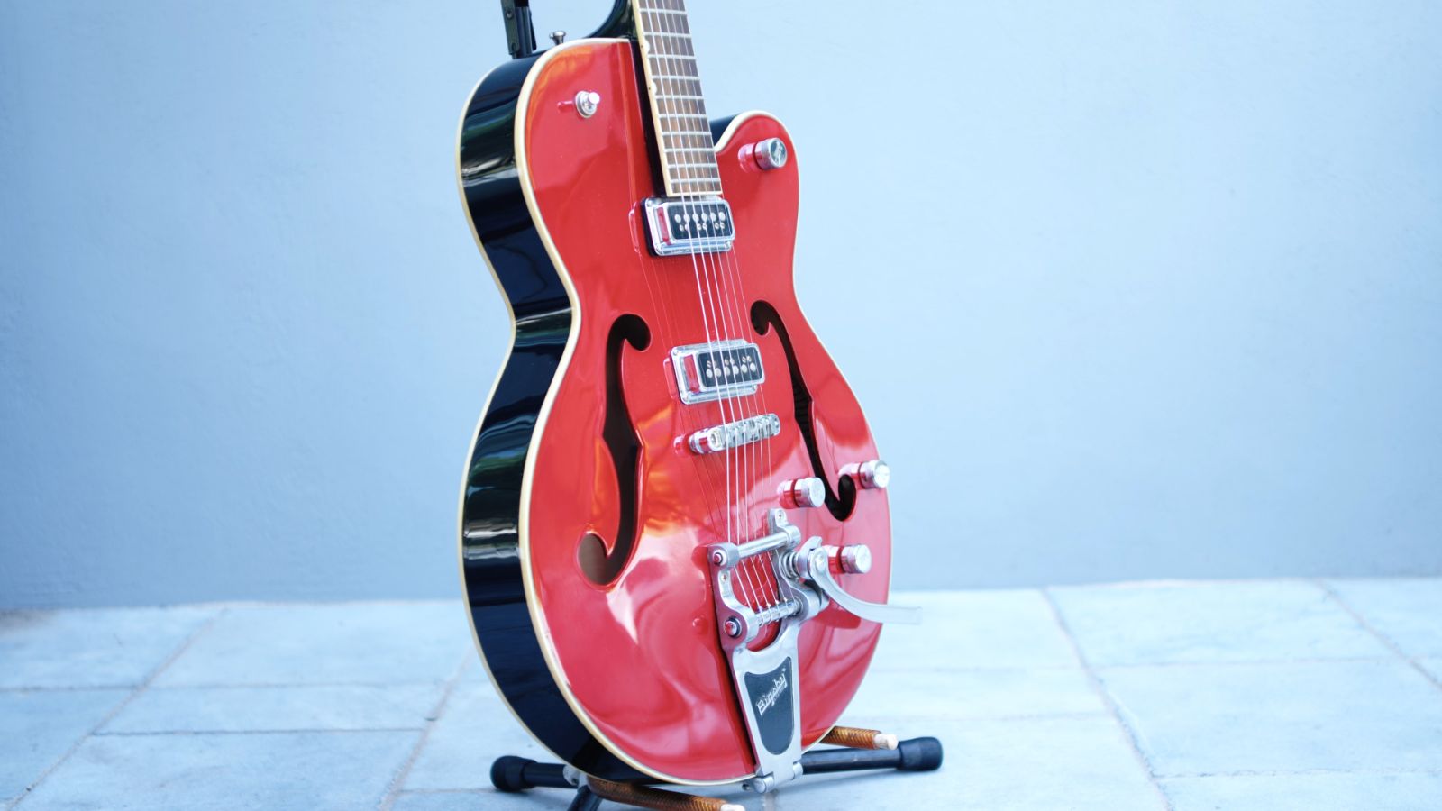 Photo d'une guitare électrique rouge (sans filtre)