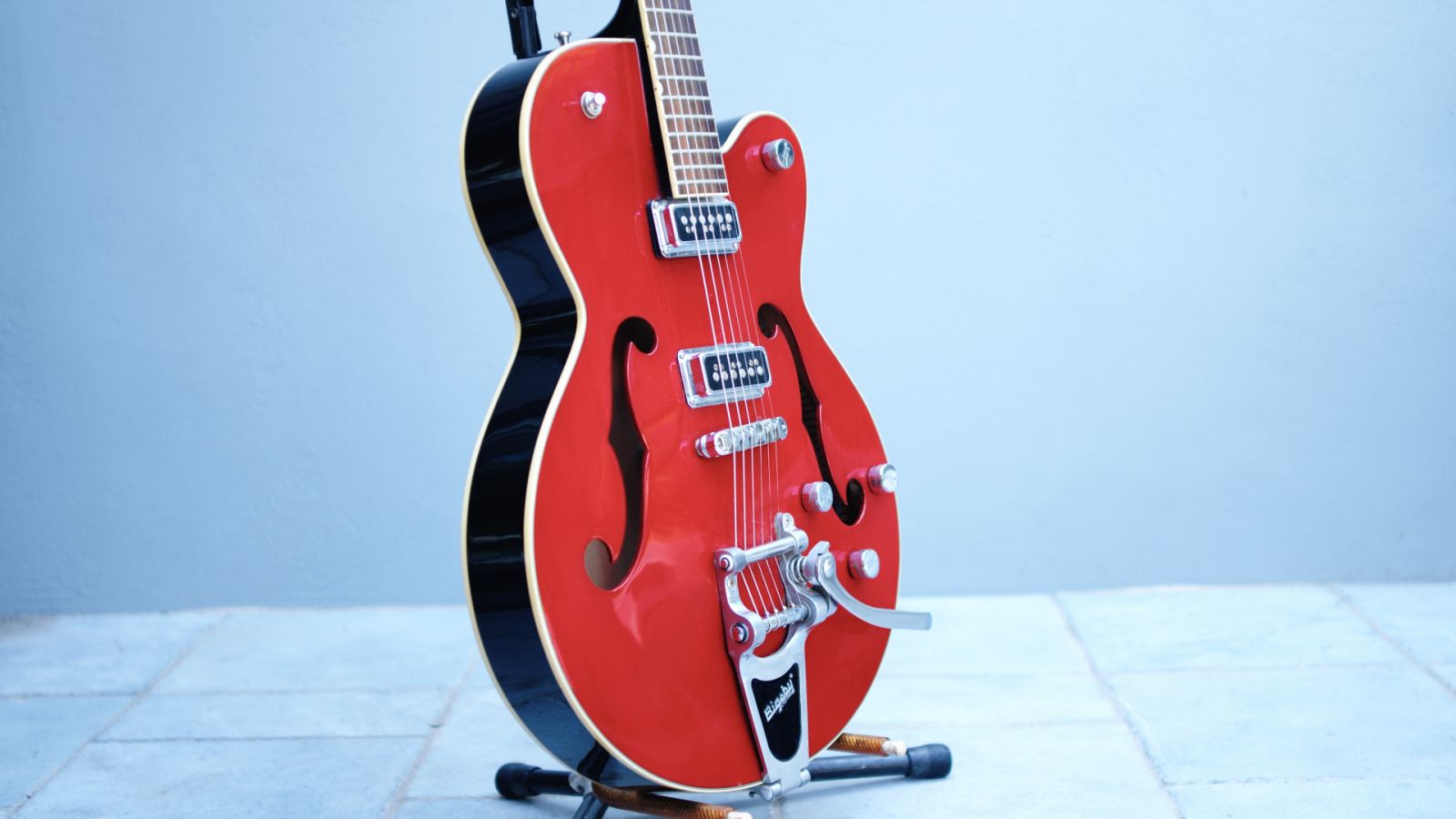 Photo d'une guitare électrique rouge (avec filtre)