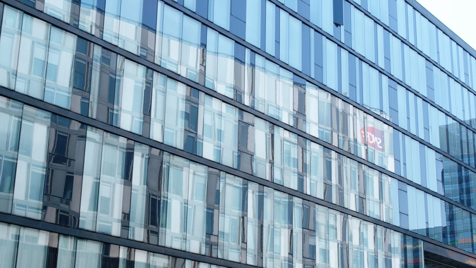 Photo d'une façade de bâtiment (sans filtre)