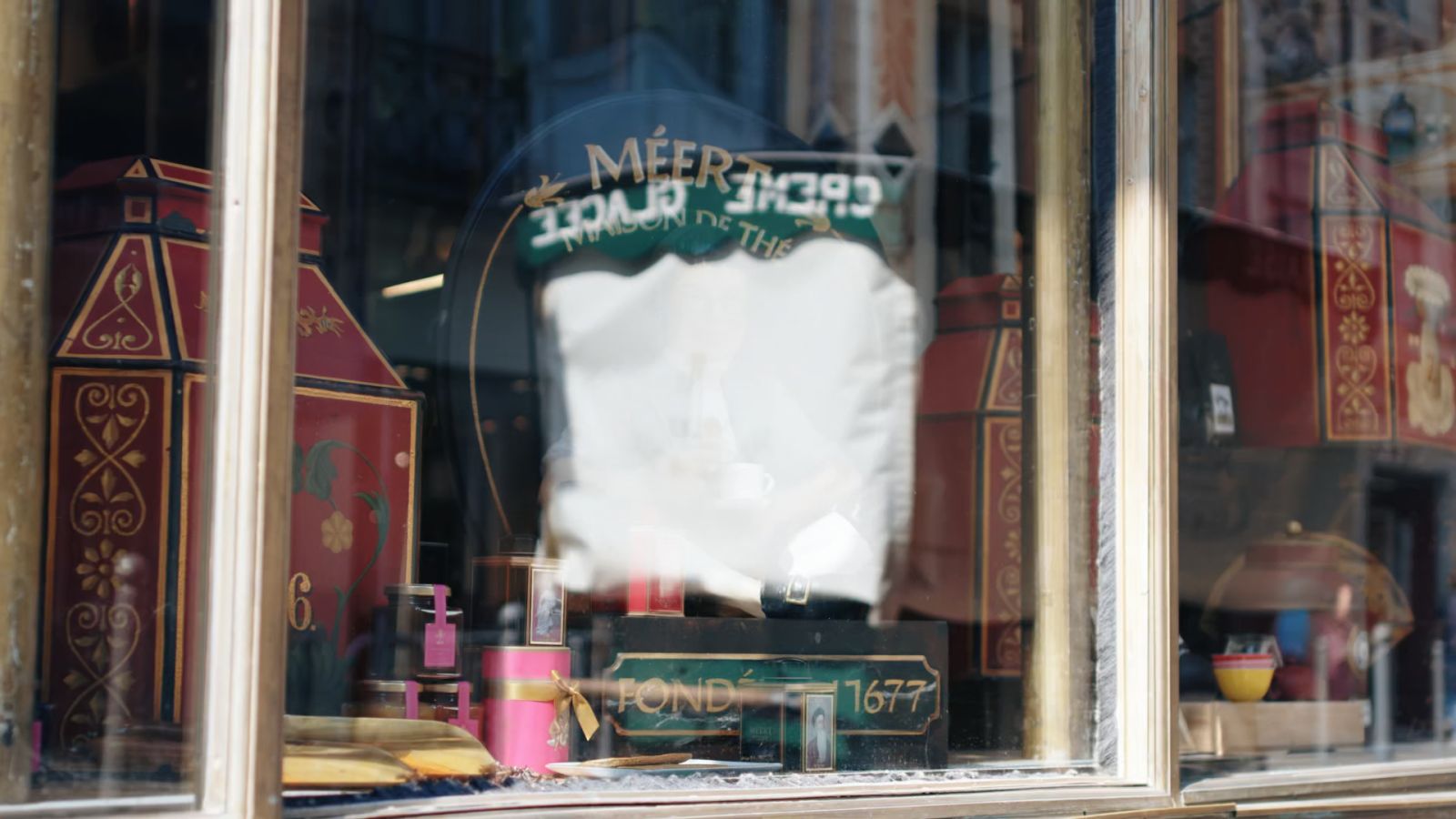Photo d'une vitrine de boutique (sans filtre)